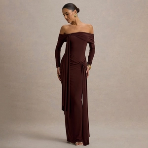 Robe longue chocolat à épaules dénudées avec manches longues et ceinture à la taille
