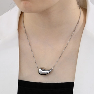 Mannequin portant un collier avec pendentif goutte en argent poli et chaîne à billes