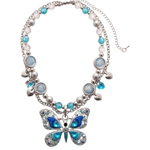 Collier bohème avec pendentif papillon argenté, cristaux bleus et perles variées