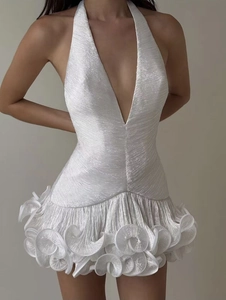 Elegantes weißes Neckholder-Minikleid mit Rüschensaum und glänzendem Strukturstoff