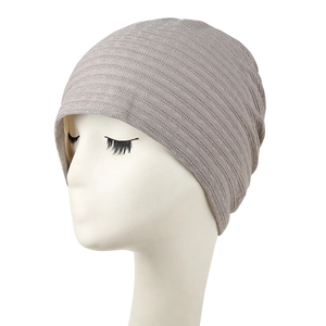 Bequeme hellgraue atmungsaktive Baumwoll-Beanie für den Sommer und die Zeit nach der Geburt