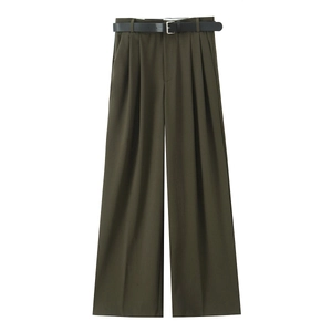 Détail du pantalon olive à taille haute avec plis frontaux et ceinture noire incluse