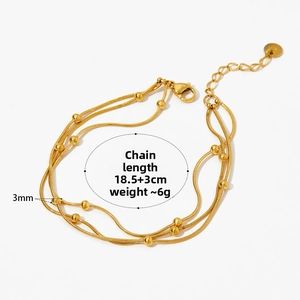Vue détaillée d'un bracelet perlé à trois couches en acier inoxydable doré avec fermoir