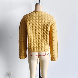 Vue arrière de la veste matelassée jaune moutarde avec coutures à carreaux