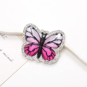Macro d'accessoire papillon rose dégradé avec cristaux étincelants sur base en alliage