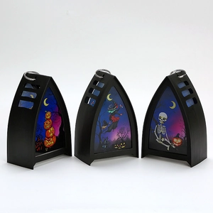 Tre lanterne LED decorative per Halloween con grafiche di zucca, strega e scheletro.