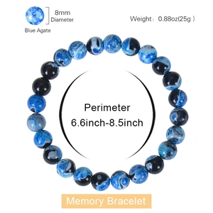 Detail van 8mm blauwe natuurlijke agaatkralen op een 25g memory armband van topkwaliteit