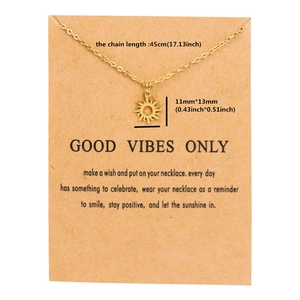 Collier avec pendentif soleil doré en acier inoxydable et chaîne de 45cm sur carte