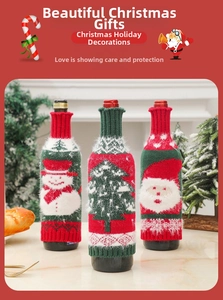 Dettagli di copribottiglie di vino natalizi con motivi di Babbo Natale e pupazzo di neve