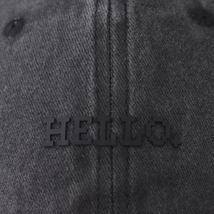 Casquette baseball grise délavée classique avec lettrage HELLO noir en relief brodé