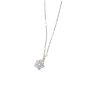 Collier flocon de neige argenté élégant avec cristaux de zircon sur une chaîne fine