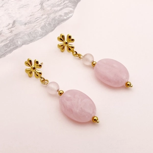 Boucles d'oreilles en acier inoxydable avec pierre naturelle rose et fleur dorée