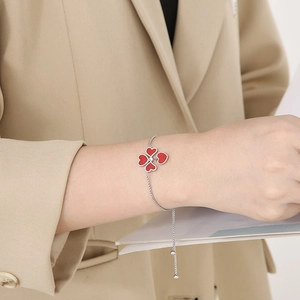 Dettaglio del bracciale a quadrifoglio rosso con cristallo indossato al polso
