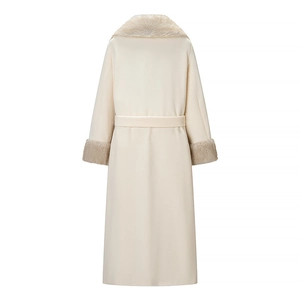 Vue détaillée du dos d'un manteau en laine beige avec un grand col en fausse fourrure et poignets