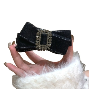 Barrette à nœud élégante en tissu noir avec une boucle centrale en strass brillant