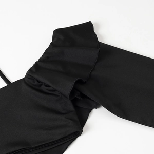 Dettaglio del tessuto in maglia nera con eleganti volant e pieghe sulla superficie