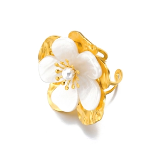 French vintage 18k gold plated flower ring with pearl center and white shell petals