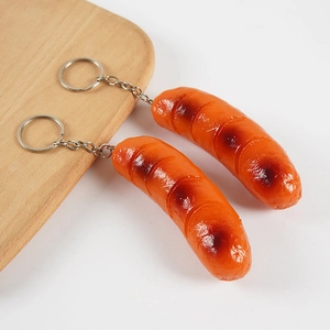 Realistisches Set aus zwei Hot-Dog-Schlüsselanhängern auf einem Tablett aus hellem Holz