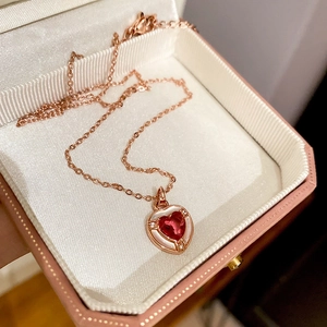 Collana cuore in oro 18K con zircone rosso e madreperla in confezione regalo rosa