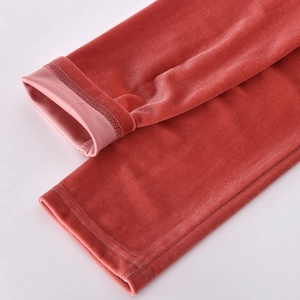 Gros plan détaillé du tissu en velours plissé montrant la texture et les coutures