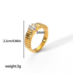 Détails du zircone blanc de 5mm et dimensions de cette bague dorée en acier