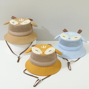 Détail de chapeaux bob girafe avec tissu en maille respirante et cordon réglable