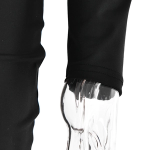 Détail du poignet à manches longues avec coutures de qualité sur robe noire