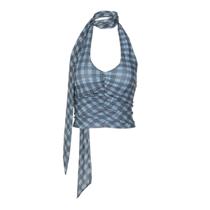 Détail du haut dos nu à carreaux gris-bleu montrant la texture et le plissé à la taille