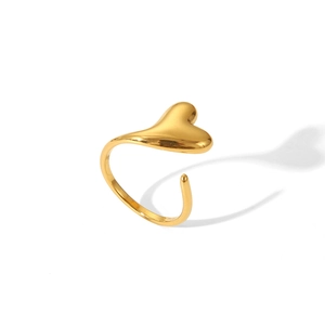 Dettaglio dell'anello dorato a forma di cuore con texture in metallo lucido fluido