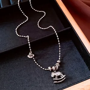 Collier minimaliste avec pendentif cheval à bascule et zircons sur chaîne à perles argent