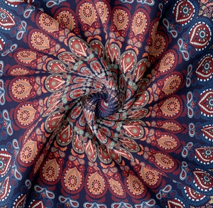 Gros plan du tissu de tapisserie mandala avec des motifs floraux bohèmes imprimés