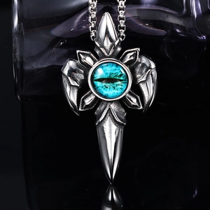 Détail macro du pendentif œil d'Horus en acier inoxydable avec résine bleue et ailes