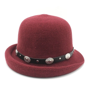 Cloche élégante en tricot bordeaux pour femme avec ceinture en cuir et boucles argentées