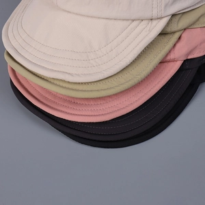 Makroansicht der Kurzschirm-Basecaps mit Fokus auf Nähte und das schnell trocknende Material
