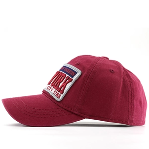 Détail de la casquette bordeaux en coton avec broderie Fashion York City et visière incurvée