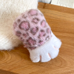 Gros plan sur la pince à cheveux patte de chat en peluche léopard rose avec texture douce