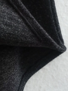 Macro de la texture du tissu en laine noire avec des coutures détaillées sur la veste