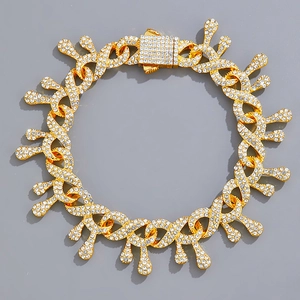 Gros plan d'un bracelet hip hop doré avec maillons gouttes d'eau et diamants étincelants