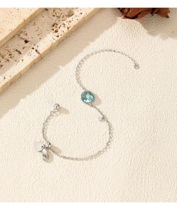 Vue détaillée du bracelet en argent S925 avec cristal bleu clair et fermoir mousqueton