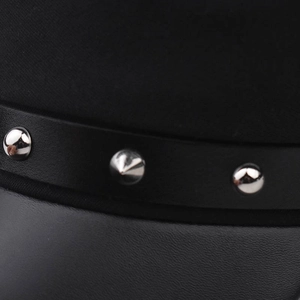 Dettaglio del berretto militare nero con cinturino in pelle e borchie metalliche argentate