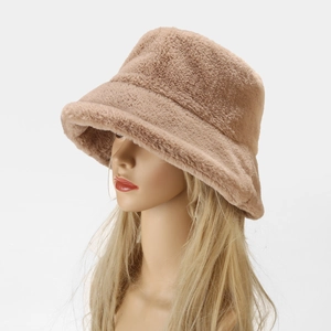 Détail du bob en peluche marron clair avec une texture douce pour l'hiver