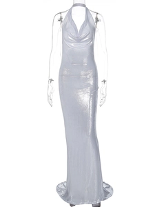 Vue détaillée de la robe de soirée argentée dos nu avec texture métallique et col licou