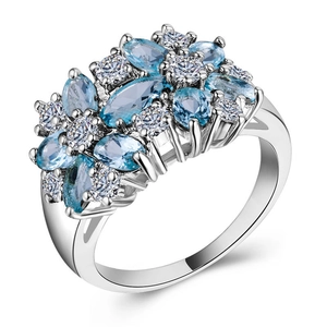 Dettaglio anello a fiore in argento con pietre marquise blu e zirconi chiari