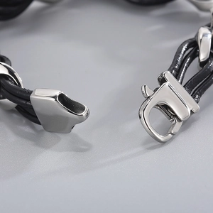 Herren Armband aus schwarzem Ledergeflecht mit poliertem Totenkopf-Stahlverschluss