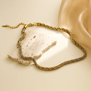 Collier corde torsadée en acier titane plaqué or 18K avec design tressé bicolore