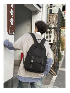 Detalle de mochila de negocios negra impermeable con hebillas ajustables y textura de nylon