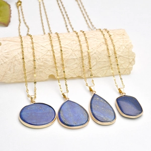 Colliers pendentifs en lapis-lazuli de formes variées sur chaîne dorée en acier inoxydable