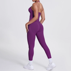 Detailansicht des lila rückenfreien Halter-Yoga-Jumpsuits mit hoher Taille und Passform