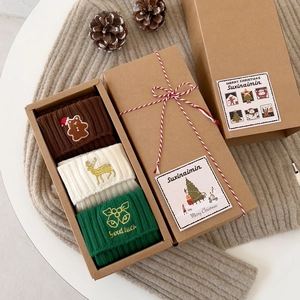 Coffret cadeau de chaussettes de Noël en coton avec trois paires brodées festives