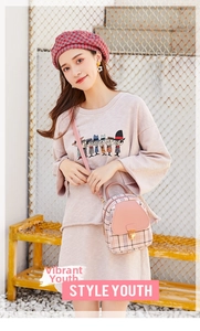 Foto lifestyle di un mini zaino a quadri rosa con dettaglio di chiusura in metallo